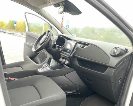 Белый Рено Зое, объемом двигателя 0 л и пробегом 42 тыс. км за 11700 $, фото 14 на Automoto.ua