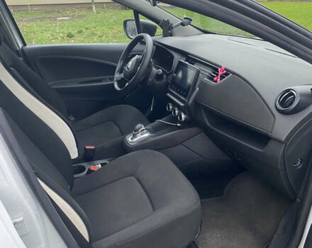 Белый Рено Зое, объемом двигателя 0 л и пробегом 94 тыс. км за 12400 $, фото 4 на Automoto.ua