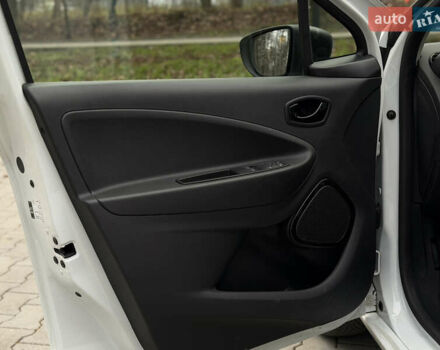 Білий Рено Зое, об'ємом двигуна 0 л та пробігом 28 тис. км за 12222 $, фото 18 на Automoto.ua