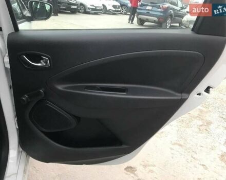 Белый Рено Зое, объемом двигателя 0 л и пробегом 40 тыс. км за 13790 $, фото 10 на Automoto.ua