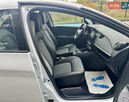 Белый Рено Зое, объемом двигателя 0 л и пробегом 70 тыс. км за 12999 $, фото 16 на Automoto.ua