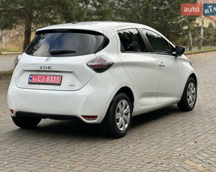 Белый Рено Зое, объемом двигателя 0 л и пробегом 28 тыс. км за 12500 $, фото 13 на Automoto.ua