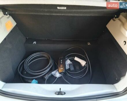 Білий Рено Зое, об'ємом двигуна 0 л та пробігом 98 тис. км за 10950 $, фото 42 на Automoto.ua