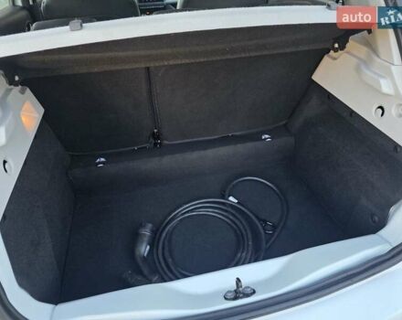 Белый Рено Зое, объемом двигателя 0 л и пробегом 85 тыс. км за 12999 $, фото 28 на Automoto.ua