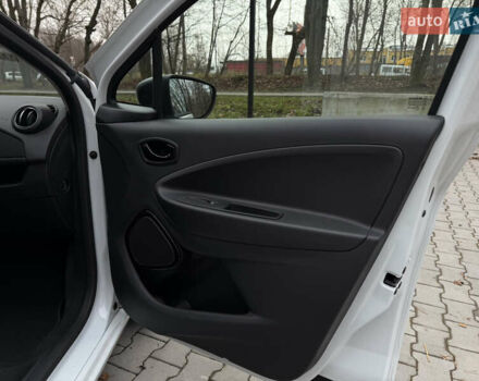 Білий Рено Зое, об'ємом двигуна 0 л та пробігом 28 тис. км за 12222 $, фото 28 на Automoto.ua