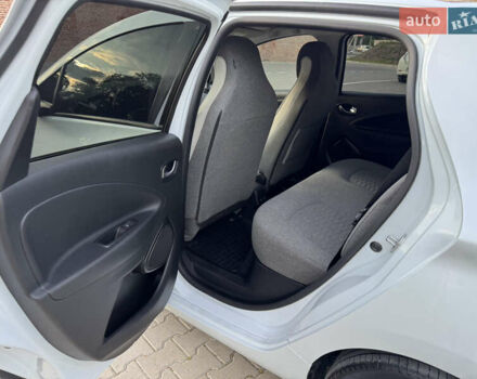 Белый Рено Зое, объемом двигателя 0 л и пробегом 72 тыс. км за 12450 $, фото 16 на Automoto.ua