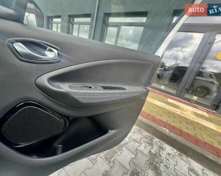 Белый Рено Зое, объемом двигателя 0 л и пробегом 70 тыс. км за 12999 $, фото 15 на Automoto.ua