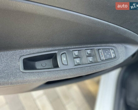 Белый Рено Зое, объемом двигателя 0 л и пробегом 106 тыс. км за 12299 $, фото 29 на Automoto.ua