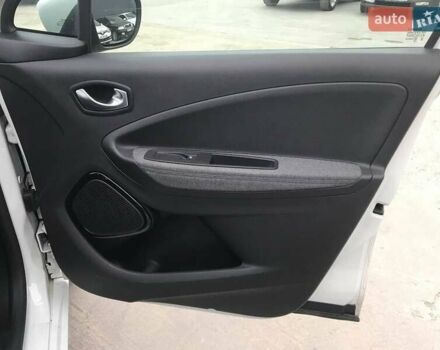 Белый Рено Зое, объемом двигателя 0 л и пробегом 40 тыс. км за 13790 $, фото 12 на Automoto.ua