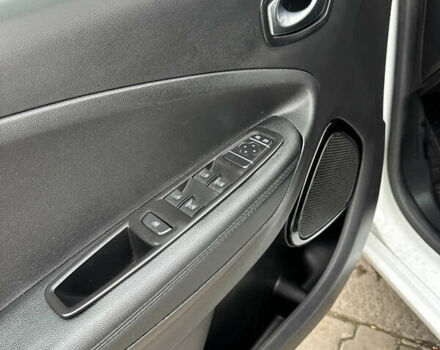 Белый Рено Зое, объемом двигателя 0 л и пробегом 88 тыс. км за 12300 $, фото 20 на Automoto.ua