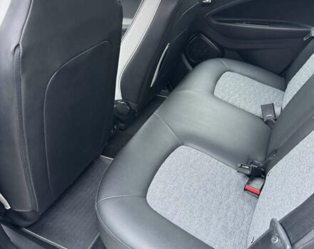 Белый Рено Зое, объемом двигателя 0 л и пробегом 97 тыс. км за 11900 $, фото 35 на Automoto.ua