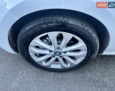 Белый Рено Зое, объемом двигателя 0 л и пробегом 83 тыс. км за 11999 $, фото 7 на Automoto.ua