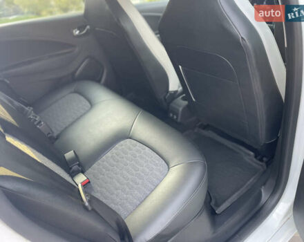 Белый Рено Зое, объемом двигателя 0 л и пробегом 106 тыс. км за 12299 $, фото 27 на Automoto.ua