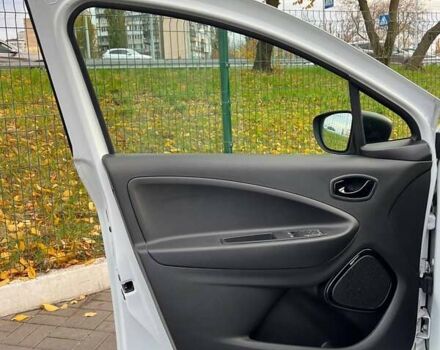 Белый Рено Зое, объемом двигателя 0 л и пробегом 52 тыс. км за 12200 $, фото 18 на Automoto.ua