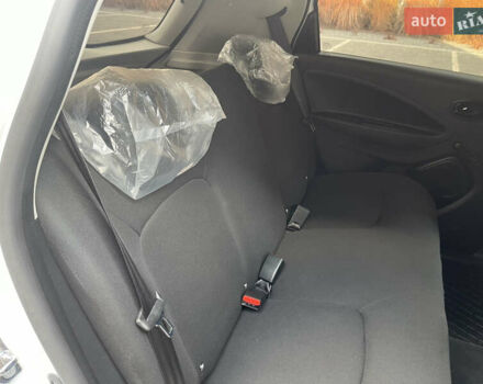Білий Рено Зое, об'ємом двигуна 0 л та пробігом 128 тис. км за 11690 $, фото 17 на Automoto.ua