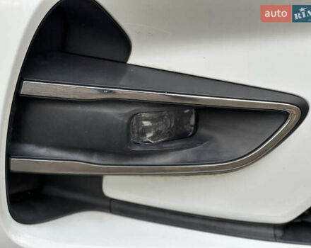 Белый Рено Зое, объемом двигателя 0 л и пробегом 28 тыс. км за 12500 $, фото 43 на Automoto.ua