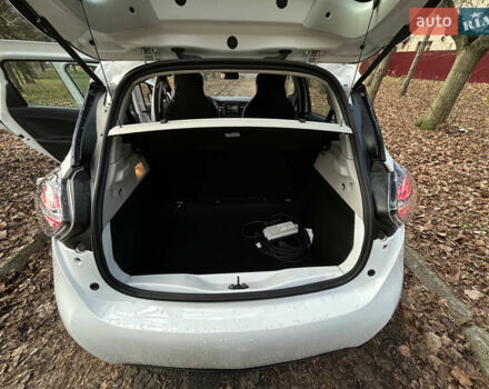 Белый Рено Зое, объемом двигателя 0 л и пробегом 52 тыс. км за 11590 $, фото 12 на Automoto.ua