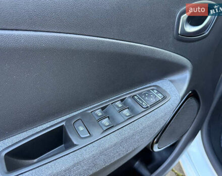 Белый Рено Зое, объемом двигателя 0 л и пробегом 118 тыс. км за 12900 $, фото 24 на Automoto.ua