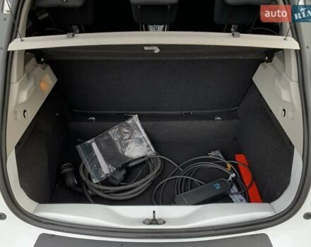 Белый Рено Зое, объемом двигателя 0 л и пробегом 44 тыс. км за 12499 $, фото 28 на Automoto.ua