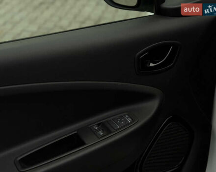 Білий Рено Зое, об'ємом двигуна 0 л та пробігом 28 тис. км за 12222 $, фото 19 на Automoto.ua