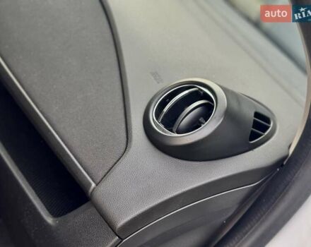 Белый Рено Зое, объемом двигателя 0 л и пробегом 86 тыс. км за 10850 $, фото 92 на Automoto.ua