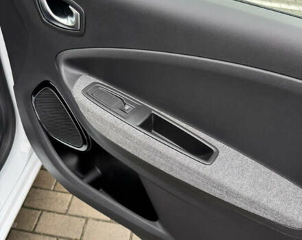 Белый Рено Зое, объемом двигателя 0 л и пробегом 97 тыс. км за 11900 $, фото 45 на Automoto.ua