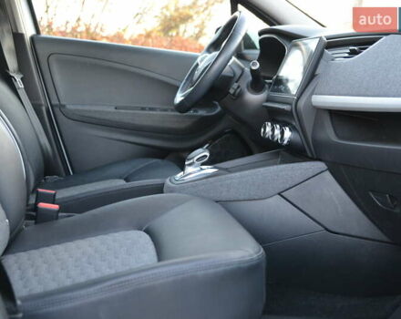 Белый Рено Зое, объемом двигателя 0 л и пробегом 50 тыс. км за 13999 $, фото 22 на Automoto.ua