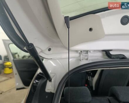 Белый Рено Зое, объемом двигателя 0 л и пробегом 130 тыс. км за 10350 $, фото 29 на Automoto.ua