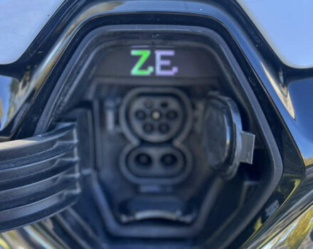 Белый Рено Зое, объемом двигателя 0 л и пробегом 86 тыс. км за 11800 $, фото 24 на Automoto.ua