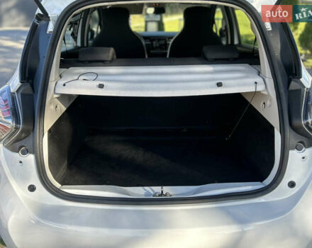 Белый Рено Зое, объемом двигателя 0 л и пробегом 86 тыс. км за 11800 $, фото 22 на Automoto.ua