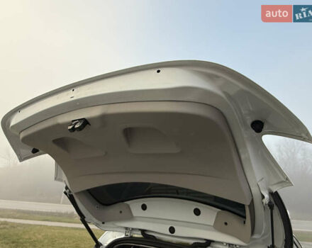 Белый Рено Зое, объемом двигателя 0 л и пробегом 68 тыс. км за 11400 $, фото 12 на Automoto.ua