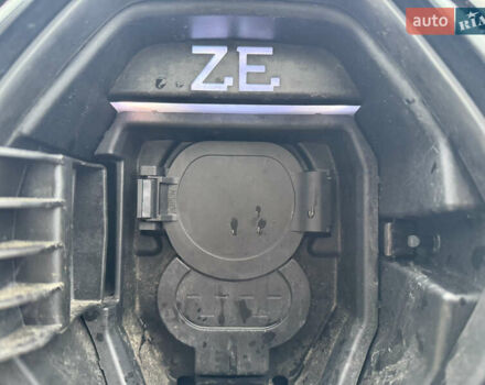 Белый Рено Зое, объемом двигателя 0 л и пробегом 52 тыс. км за 12999 $, фото 51 на Automoto.ua