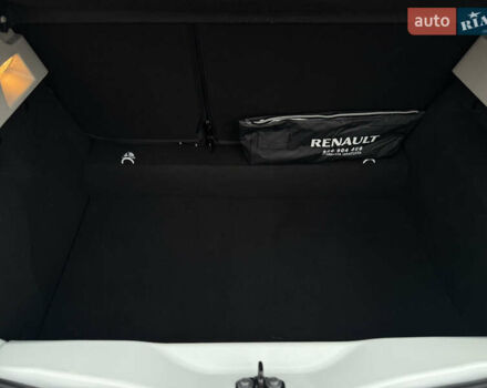 Белый Рено Зое, объемом двигателя 0 л и пробегом 52 тыс. км за 12999 $, фото 54 на Automoto.ua