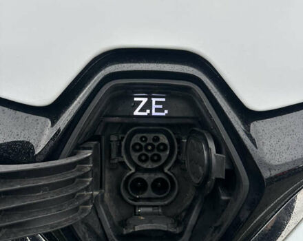 Белый Рено Зое, объемом двигателя 0 л и пробегом 85 тыс. км за 10999 $, фото 6 на Automoto.ua