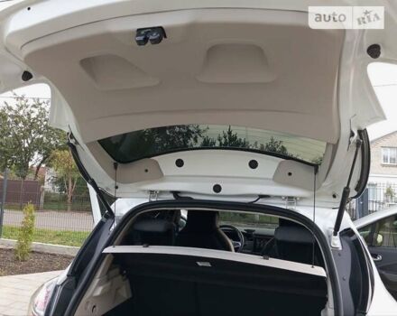 Белый Рено Зое, объемом двигателя 0 л и пробегом 58 тыс. км за 12300 $, фото 24 на Automoto.ua