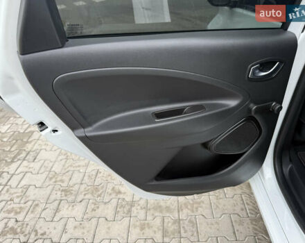 Белый Рено Зое, объемом двигателя 0 л и пробегом 49 тыс. км за 12900 $, фото 16 на Automoto.ua