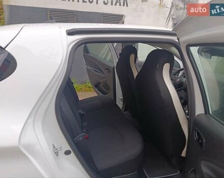 Белый Рено Зое, объемом двигателя 0 л и пробегом 82 тыс. км за 11600 $, фото 14 на Automoto.ua