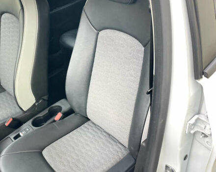 Белый Рено Зое, объемом двигателя 0 л и пробегом 126 тыс. км за 11950 $, фото 14 на Automoto.ua