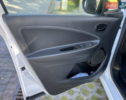 Белый Рено Зое, объемом двигателя 0 л и пробегом 86 тыс. км за 11800 $, фото 6 на Automoto.ua