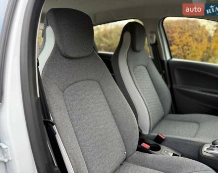 Белый Рено Зое, объемом двигателя 0 л и пробегом 100 тыс. км за 11890 $, фото 8 на Automoto.ua