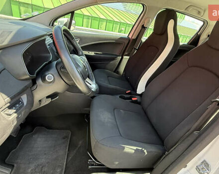 Белый Рено Зое, объемом двигателя 0 л и пробегом 58 тыс. км за 12500 $, фото 17 на Automoto.ua