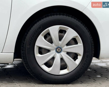 Белый Рено Зое, объемом двигателя 0 л и пробегом 49 тыс. км за 12900 $, фото 10 на Automoto.ua