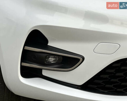 Белый Рено Зое, объемом двигателя 0 л и пробегом 106 тыс. км за 11300 $, фото 19 на Automoto.ua