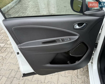 Белый Рено Зое, объемом двигателя 0 л и пробегом 49 тыс. км за 12900 $, фото 14 на Automoto.ua