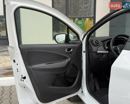 Белый Рено Зое, объемом двигателя 0 л и пробегом 52 тыс. км за 12999 $, фото 13 на Automoto.ua