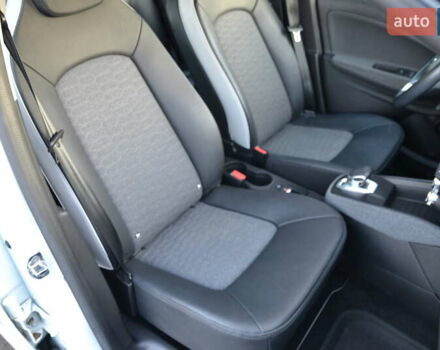 Белый Рено Зое, объемом двигателя 0 л и пробегом 50 тыс. км за 13999 $, фото 24 на Automoto.ua