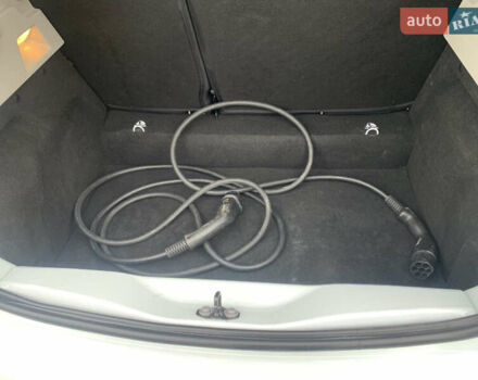 Белый Рено Зое, объемом двигателя 0 л и пробегом 82 тыс. км за 13800 $, фото 21 на Automoto.ua