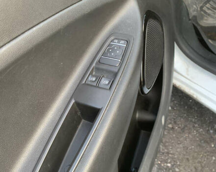 Білий Рено Зое, об'ємом двигуна 0 л та пробігом 29 тис. км за 12400 $, фото 13 на Automoto.ua