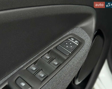 Белый Рено Зое, объемом двигателя 0 л и пробегом 52 тыс. км за 12999 $, фото 15 на Automoto.ua