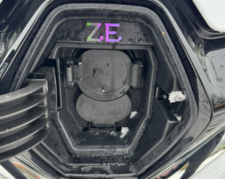 Белый Рено Зое, объемом двигателя 0 л и пробегом 12 тыс. км за 13400 $, фото 23 на Automoto.ua